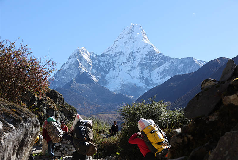 porter carring load during everest basecamp trek