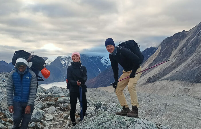 manaslu trekkers taking pic with porter