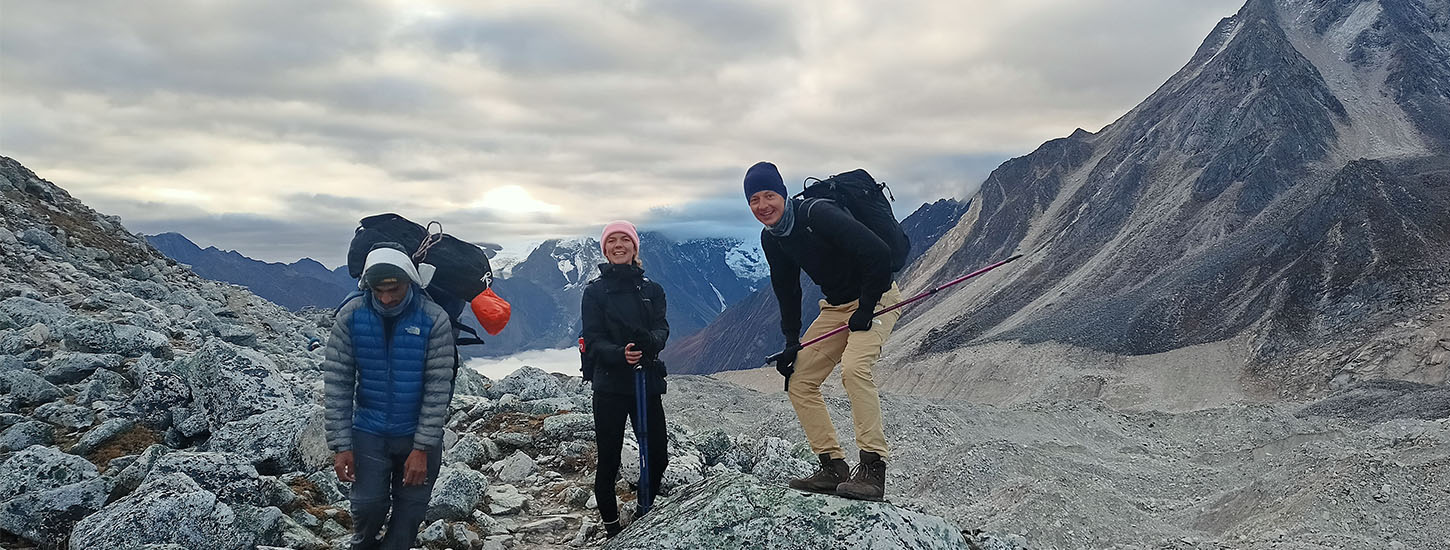 manaslu trekkers taking pic with porter